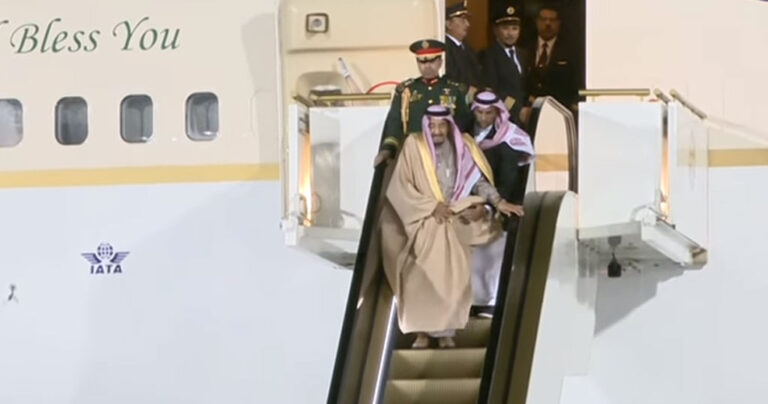 Η χρυσή κυλιόμενη σκάλα του Σαουδάραβα βασιλιά σταματά και αναγκάζεται να την κατέβει