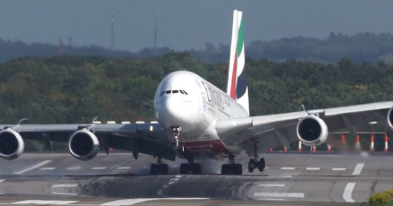 Γιγάντιο αεροπλάνο κουνιέται σαν φύλο από δυνατούς ανέμους στην Γερμανία