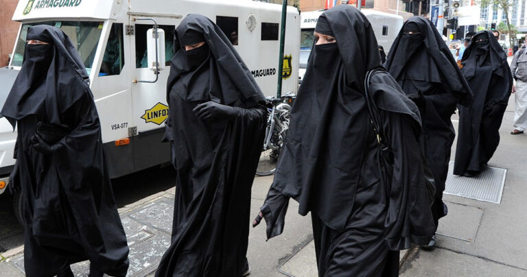 Η Δανία γίνεται η επόμενη ευρωπαϊκή χώρα που απαγορεύει τη μπούρκα και το νικάμπ