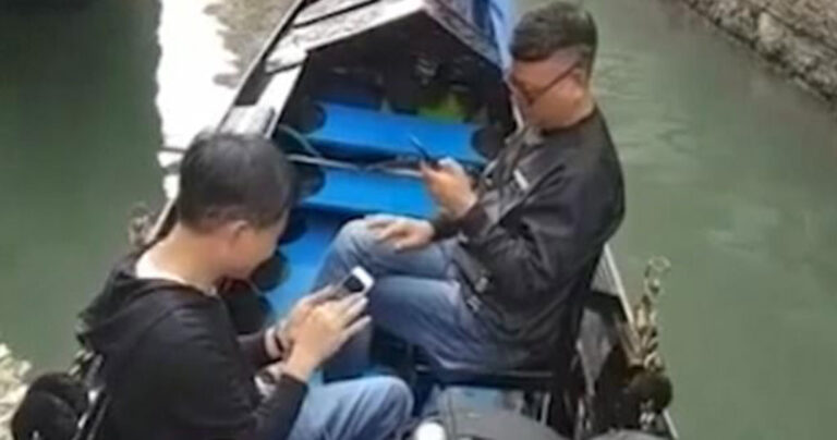 Γονδολιέρης καταγράφει τουρίστες που απολαμβάνουν τη θέα των κινητών τους