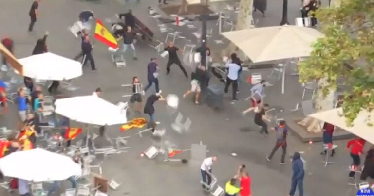 Διαδηλωτές στην Βαρκελώνη έπαιξαν ξύλο πετώντας καρέκλες μεταξύ τους