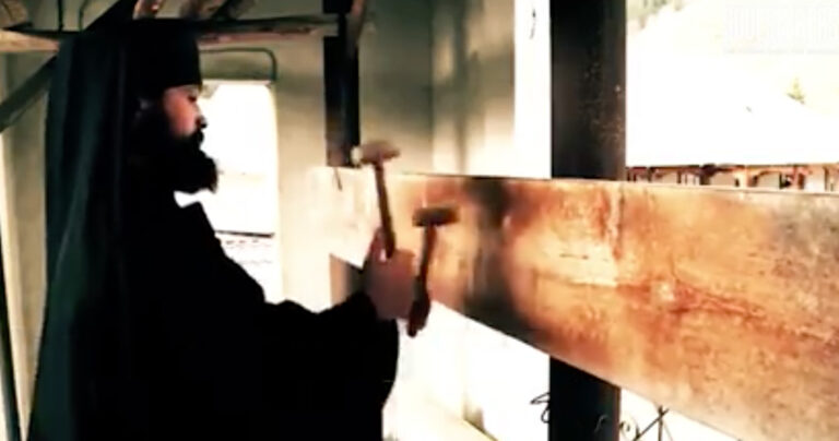 Καλόγερος ντράμερ τα σπάει με το σήμαντρο