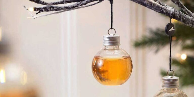 Κυκλοφόρησαν χριστουγεννιάτικες μπάλες γεμάτες ουίσκι