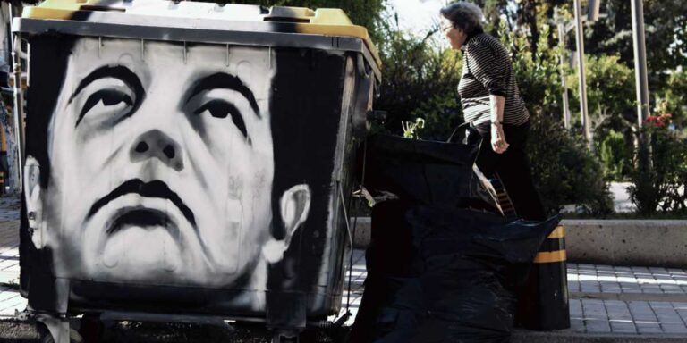 Ο Τσίπρας έγινε γκράφιτι σε κάδο σκουπιδιών