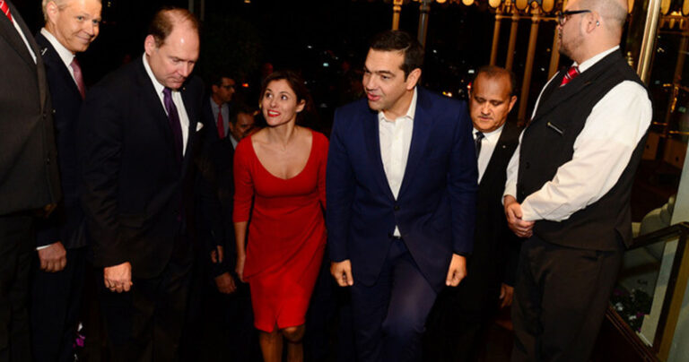 Η Περιστέρα με κόκκινο της φωτιάς φόρεμα σε εκδήλωση στην Ουάσινγκτον