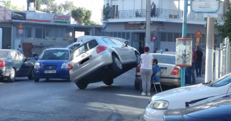 Έλληνας οδηγός κατάφερε να σκαρφαλώσει σε ένα παρκαρισμένο αυτοκίνητο