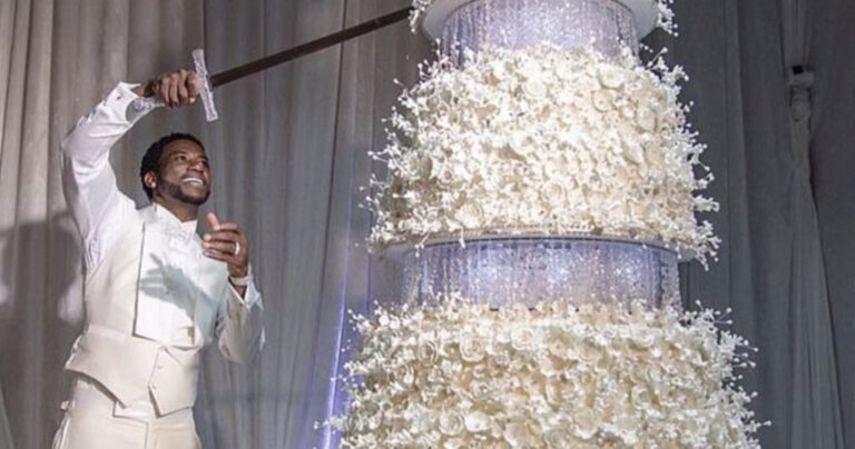 Διάσημος ράπερ έκοψε την 60.000 ευρώ γαμήλια τούρτα του με σπαθί
