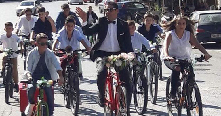 Κρήτη: Γαμπρός πήγε στην εκκλησία με ποδήλατο συνοδευόμενος από τους μαθητές του