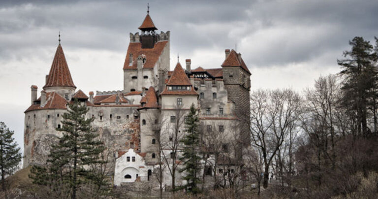 Το κάστρο του Κόμη Δράκουλα στα Καρπάθια όρη υπάρχει και είναι επιβλητικό
