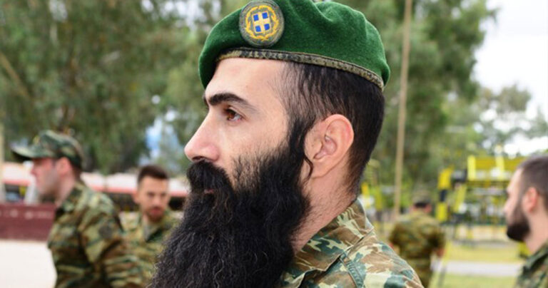 Παρμενίων 2017: Αυτός είναι ο αλεξιπτωτιστής που κάνει το γύρο του διαδικτύου