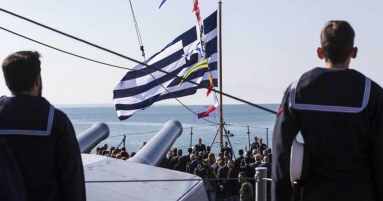 Παρασημοφορήθηκε το Αβέρωφ με εντυπωσιακή τελετή του Πολεμικού Ναυτικού