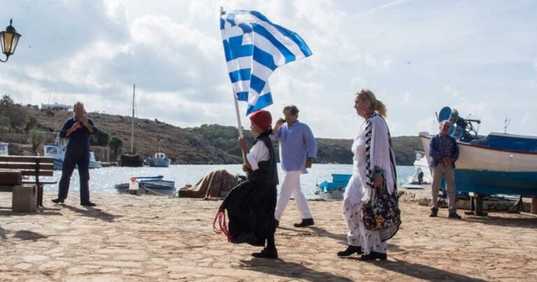 Μαθητής παρέλασε μόνος του στους Αρκιούς κρατώντας την ελληνική σημαία