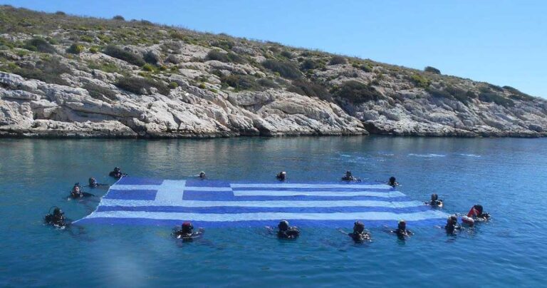Ελληνική σημαία 84 τ.μ. στον βυθό της Βουλιαγμένης