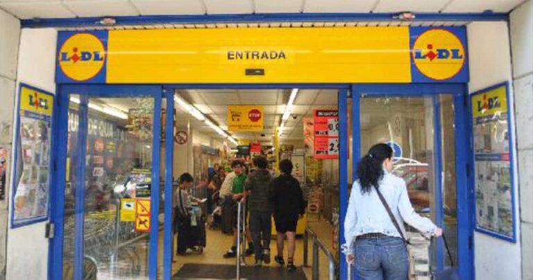 Τα Lidl στη Βαρκελώνη απέλυσαν εργαζόμενο επειδή δούλευε πολύ