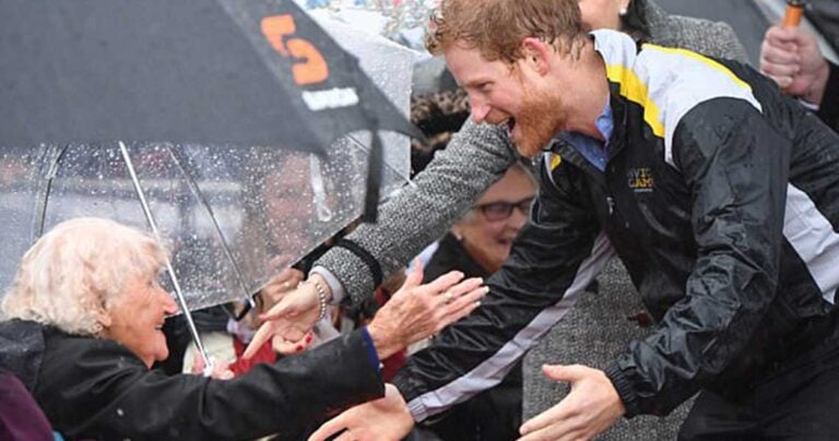 Η στιγμή που ο πρίγκιπας Χάρι αναγνωρίζει στο πλήθος 97χρονη θαυμάστριά του