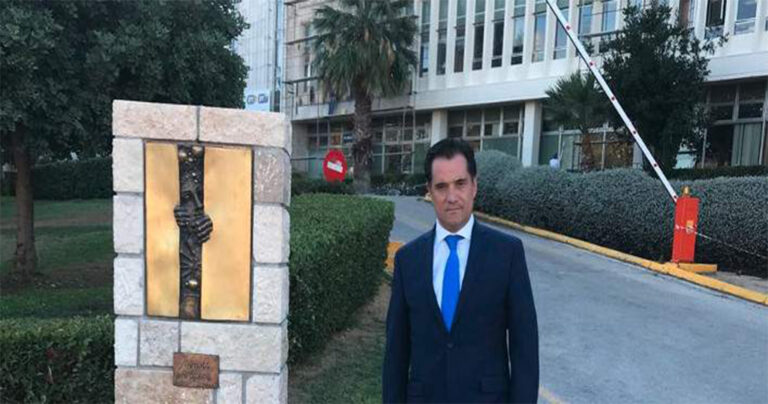 Ο Άδωνις πόζαρε και γέλασε με το μνημείο πεσόντων της ΕΡΤ – “Γράφει μια μούφα του Σώρρα”
