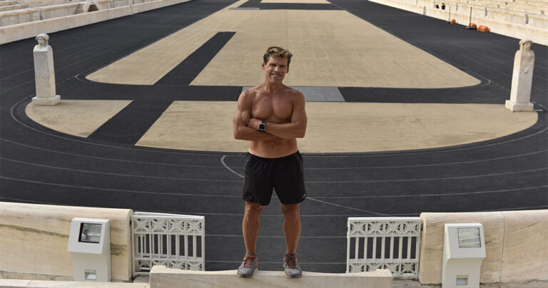 Ο Ντιν Καρνάζης εξηγεί πώς μπορείς να τρέξεις συνεχόμενα 563 χιλιόμετρα χωρίς ύπνο για τρεις μέρες