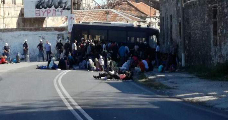 Μόρια: Καθιστική διαμαρτυρία προσφύγων μπροστά σε κλούβες των ΜΑΤ και πορεία στην πόλη