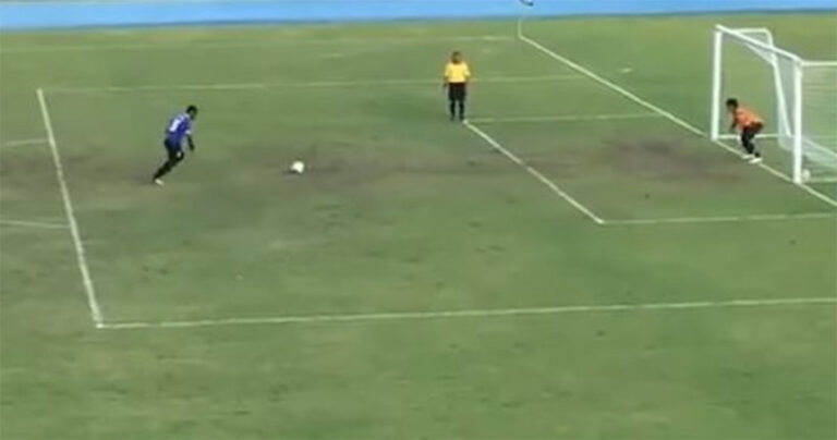 Το πέναλτι πήγε στο δοκάρι ο τερματοφύλακας πανηγύρισε αλλά η μπάλα κατέληξε στα δίχτυα του