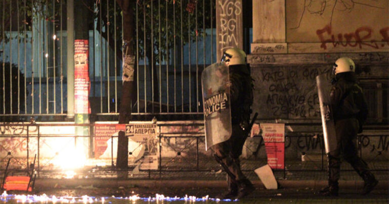 Συνελήφθη Γάλλος που έσπαγε κάμερες έξω από το Πολυτεχνείο