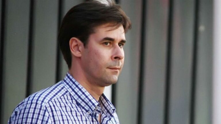 Ο Τσιάρτας ξαναχτυπά: «Την ελληνική σημαία πρέπει να την κρατούν Έλληνες»