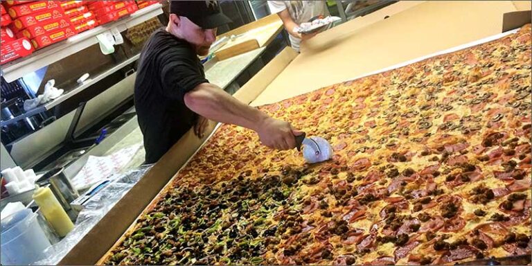 Αυτή είναι η μεγαλύτερη πίτσα του κόσμου που έρχεται ντελίβερι