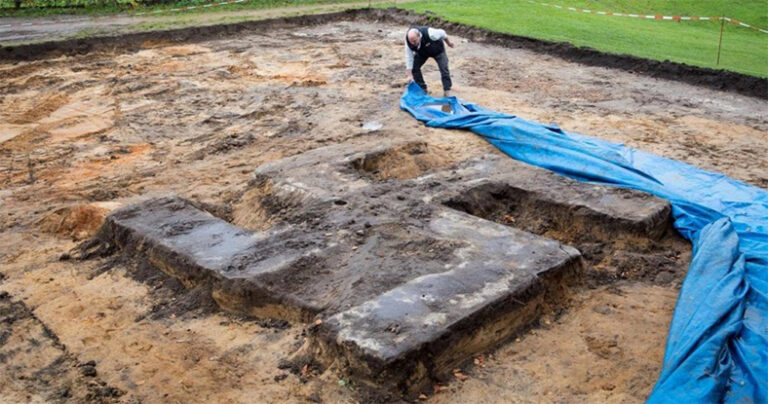 Γιγαντιαία σβάστικα βρέθηκε κάτω από γήπεδο ποδοσφαίρου στο Αμβούργο