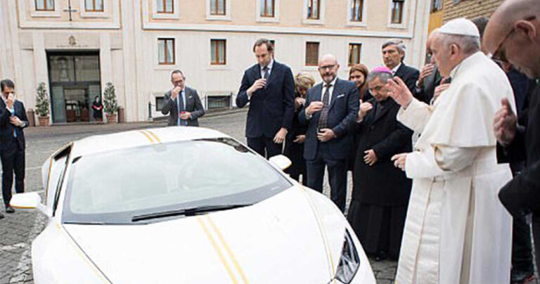 Η Lamborghini χάρισε στον Πάπα ειδικό μοντέλο αλλά το αρνήθηκε