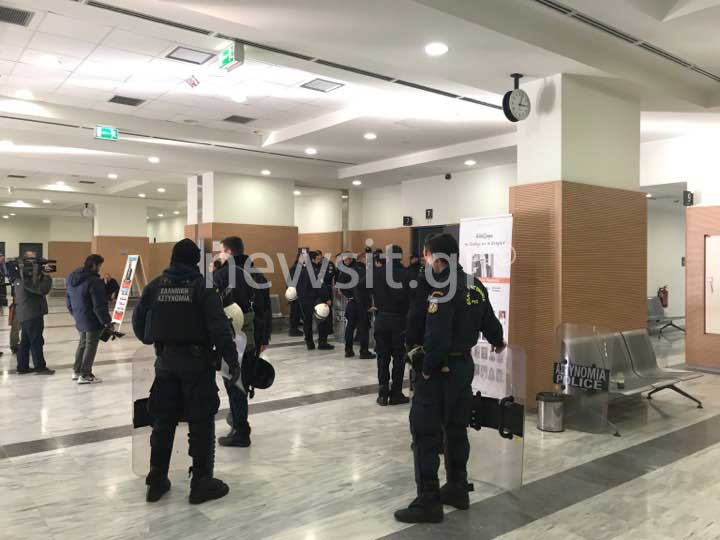 Πλειστηριασμοί: Ξύλο μετάξυ ΜΑΤ - διαμαρτυρόμενων στην Αθήνα 10 3718bf8cd1442ae511343ab65e08036b