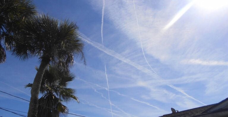 Γιατί τόσοι πολλοί Έλληνες πιστεύουν ότι μας ψεκάζουν;