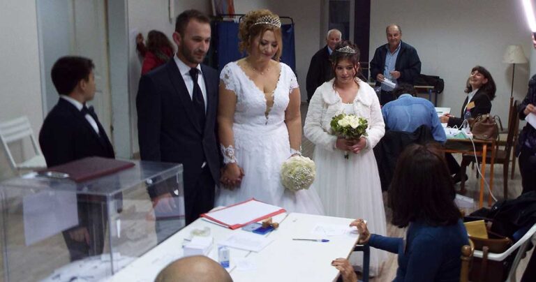 Ζευγάρι παντρεύτηκε και αμέσως μετά πήγε να ψηφίσει πρόεδρο για την Κεντροαριστερά