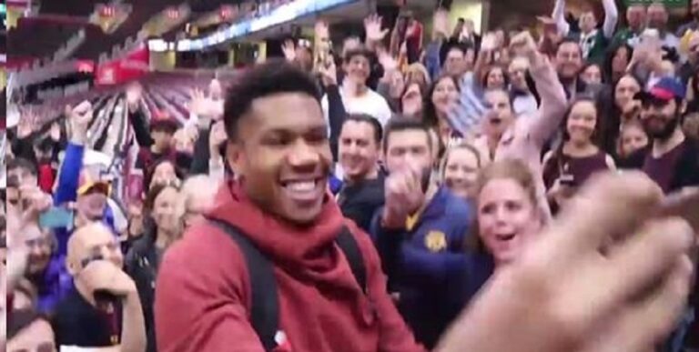 Ο Αντετοκούνμπο τραγουδάει τον εθνικό ύμνο με Έλληνες στο Κλίβελαντ των Η.Π.Α.