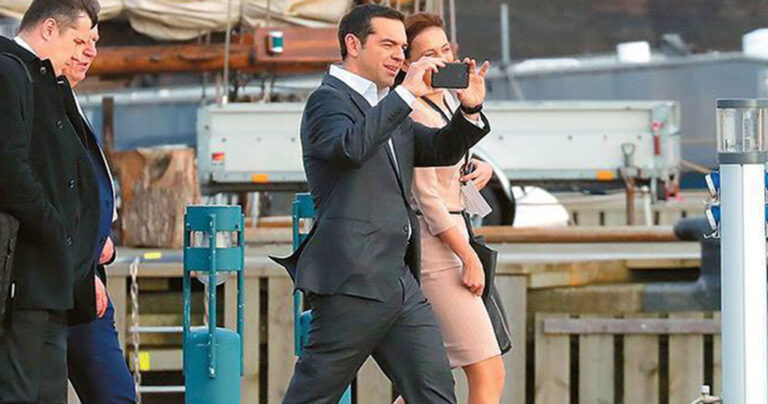 Η selfie του πρωθυπουργού από την Σουηδία που κάνει αίσθηση