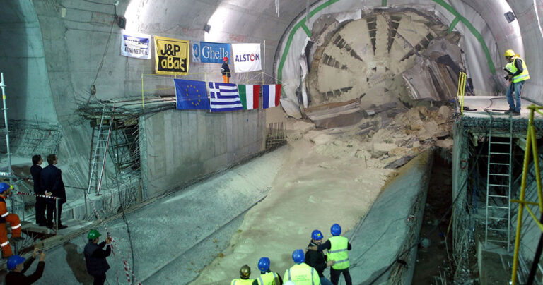 Πανηγυρική άφιξη του μετροπόντικα στον Πειραιά μετά από 7,5 χλμ στα σπλάχνα της Αττικής