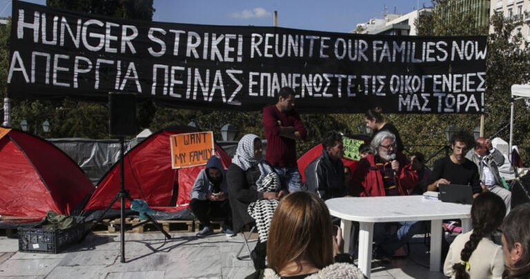 Πρόσφυγες στο Σύνταγμα: «Επανενώστε τις οικογένειές μας τώρα»