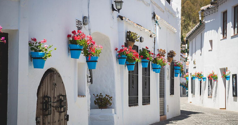 H πόλη χωρίς αστυνομία με 0% ανεργία 1200 ευρώ μισθό και σπίτια με 15 ευρώ τον μήνα