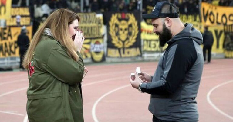 Φίλαθλος της ΑΕΚ έκανε πρόταση γάμου με πανό στην αγαπημένη του στο ΟΑΚΑ