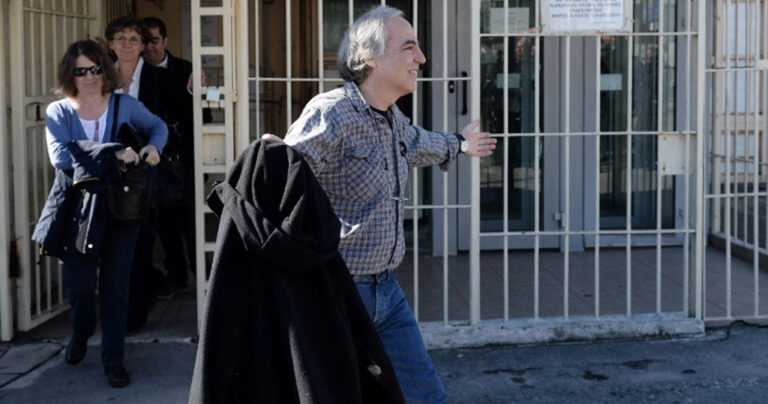 Η στιγμή της εξόδου του Δημήτρη Κουφοντίνα για την 48ωρη άδεια