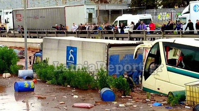 Ελευσίνα: Λεωφορείο του ΚΤΕΛ με 12 επιβάτες εγκλωβίστηκε σε νερά χειμάρρου 3 617e199381cc814e051f047715dd0358