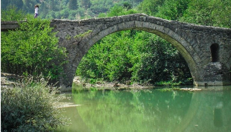 Έλληνας φωτογράφος απαθανατίζει την ομορφιά των πέτρινων γεφυριών στην Βόρεια Ελλάδα
