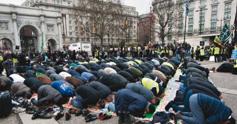 Η Αυστρία κόβει όλα τα επιδόματα στους πρόσφυγες