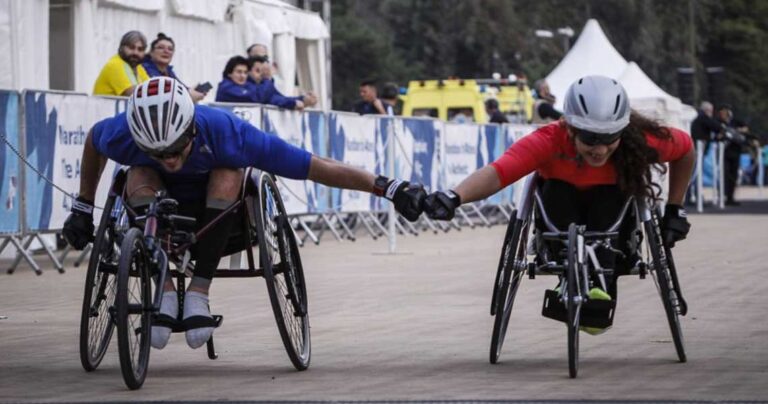 Aθλητές ΑΜΕΑ τερμάτισαν με ενωμένες γροθιές στο Μαραθώνιο της Αθήνας