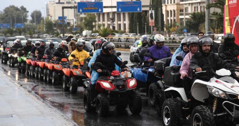 Κρητικοί έκαναν πορεία διαμαρτυρίας με γουρούνες για τον νέο ΚΟΚ στην Αθήνα