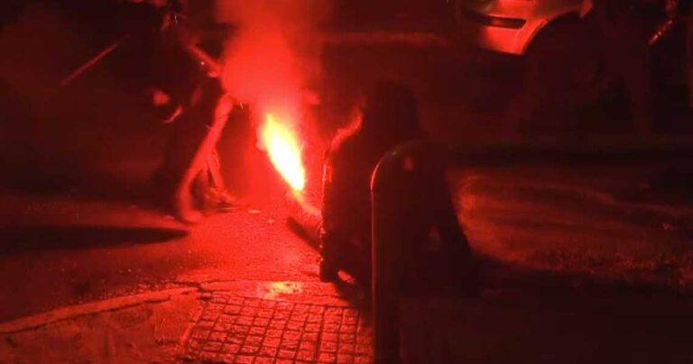 Εξάρχεια: Γυναίκα τραυματίστηκε σοβαρά στο γόνατο από φωτοβολίδα