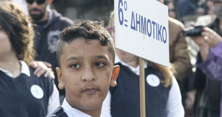 Οι γονείς στηρίζουν τον διευθυντή που δεν έδωσε τη σημαία στον Αμίρ