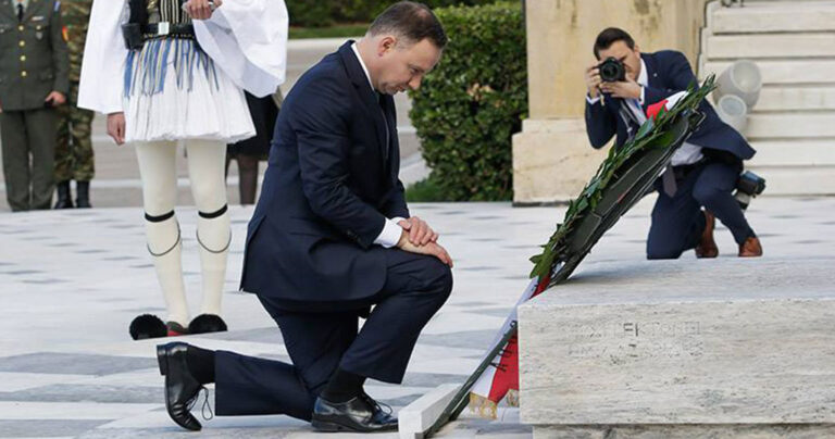 Ο Πολωνός Πρόεδρος γονάτισε μπροστά στο Μνημείο του Αγνώστου Στρατιώτη