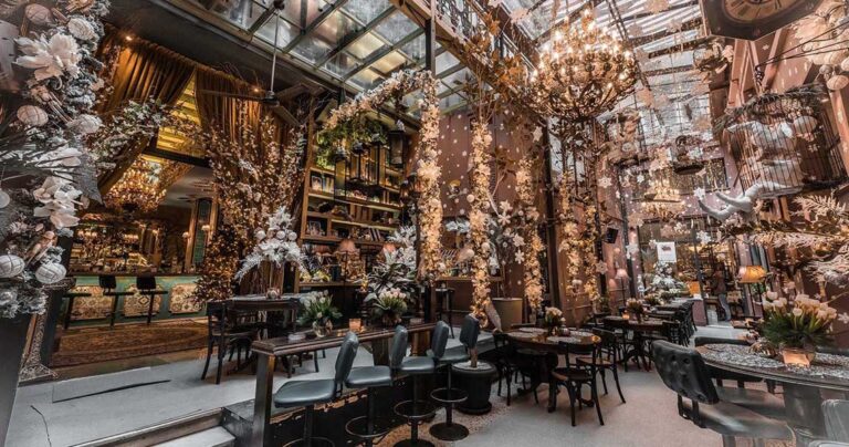 Το μαγαζί που είναι πάντα Χριστούγεννα ξαναστόλισε και φέτος και έκανε την χρωματική έκπληξη