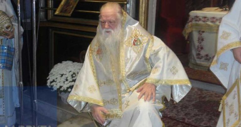 O Αμβρόσιος γονατιστός ζητά συγγνώμη από όσους στενοχώρησε