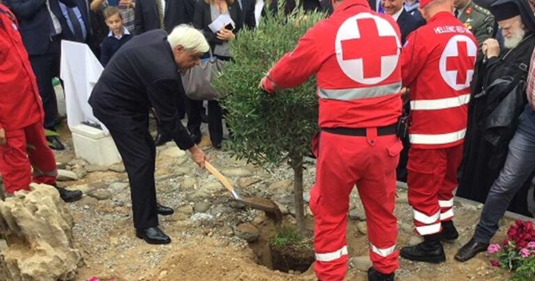 Ο Προκόπης Παυλόπουλος φύτεψε μία ελιά για την ειρήνη 