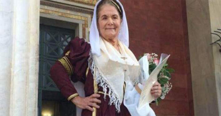 Φοιτήτρια ετών 62: Μητέρα 5 παιδιών ορκίστηκε με παραδοσιακή στολή στο Καποδιστριακό